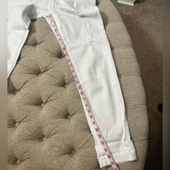 Distressed Cropped Jeans - Picture 16 of 16